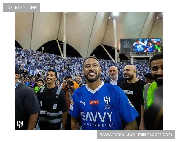 内马尔穿上本地球队球衣参加友谊赛，被当地球迷疯狂拥抱