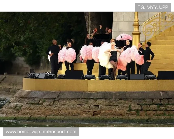 塞纳河见证巴黎奥运开幕式辉煌，巴塞罗那奥运会场